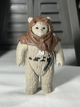Load image into Gallery viewer, Vintage Kenner Star Wars Chief Chirpa w/Hood Ewok Action Figure LFL83 HK NM ROTJ