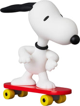 Load image into Gallery viewer, Peanuts UDF Ultra Detailed Series 17 Skateboard Snoopy Figure Statue
