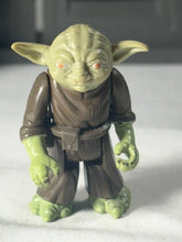 Load image into Gallery viewer, Vintage Kenner Star Wars Master Yoda w/Belt Action Figure LFL80 HK ESB
