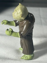 Load image into Gallery viewer, Vintage Kenner Star Wars Master Yoda w/Belt Action Figure LFL80 HK ESB
